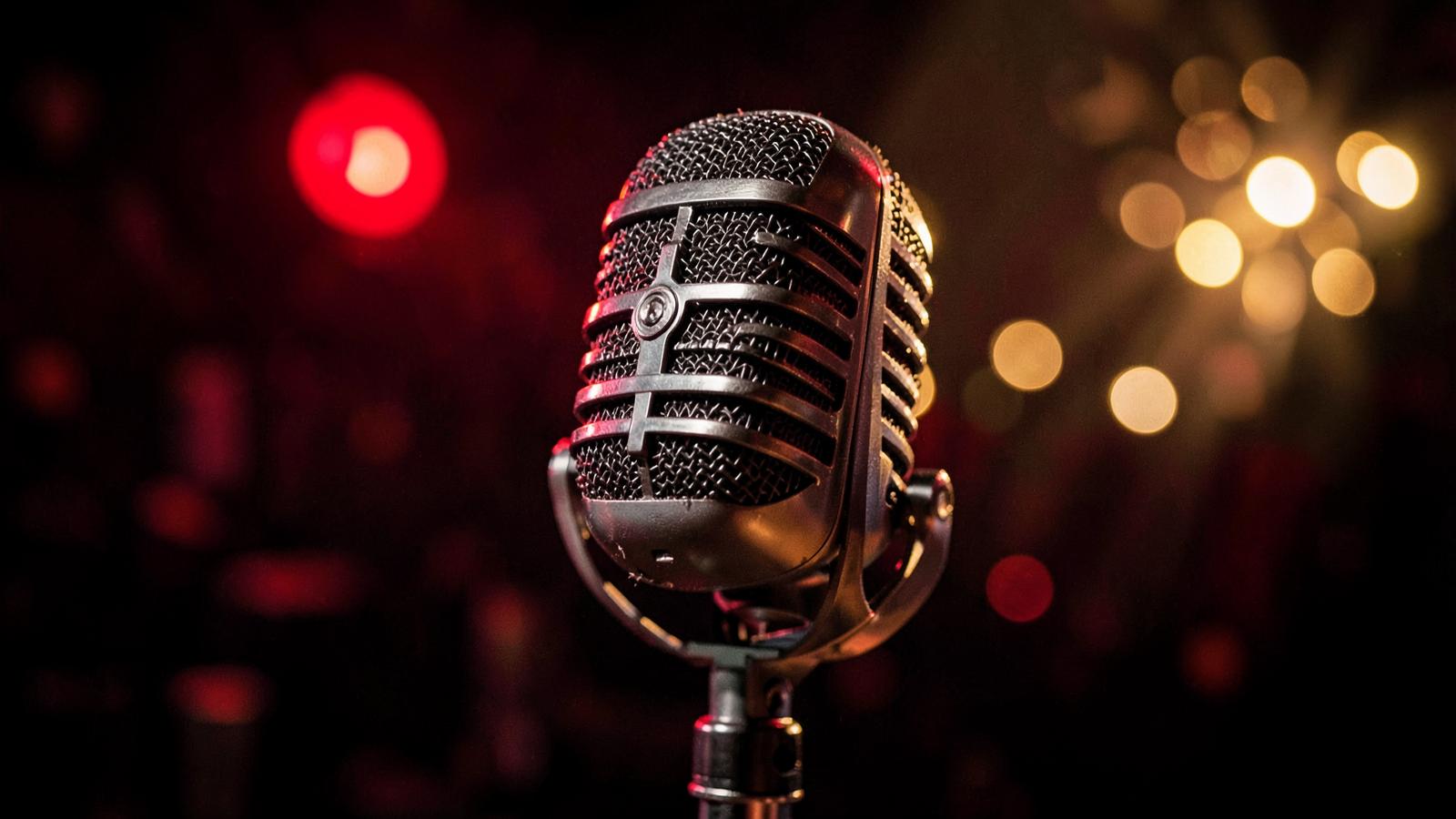 Microfone de estúdio da Caminho de Vida Rádio com luzes vermelhas e douradas